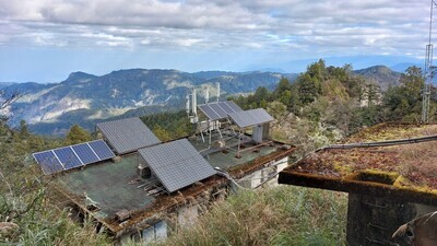 廢棄軍營屋頂的太陽能板與綠絨(攝影:張晉)圖片